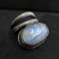 srebrny pierścień z kamieniem księżycowym